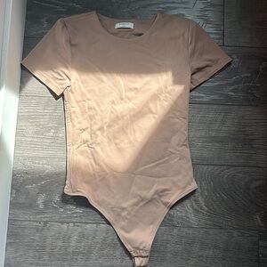 Aritzia Babaton contour short sleeve crewneck tan bodysuit
